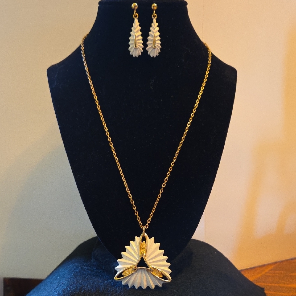 Elegant Gold and White Necklace and Earring Set